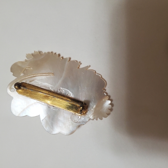 Vintage Mother Of Pearl Butterfly Pin - Picture 3 of 4